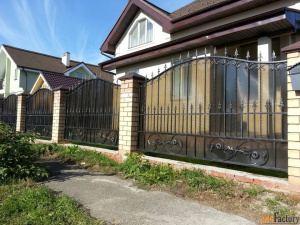 Забор из поликарбоната кованый